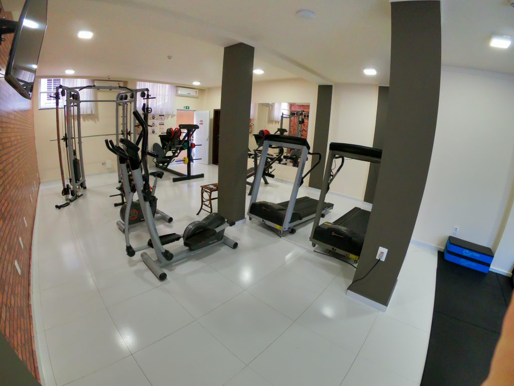 Academia do Hotel Águas do Iguaçu, equipada com esteiras, bicicletas ergométricas e aparelhos de musculação, oferecendo uma estrutura completa para os hóspedes manterem a rotina de exercícios durante a estadia.